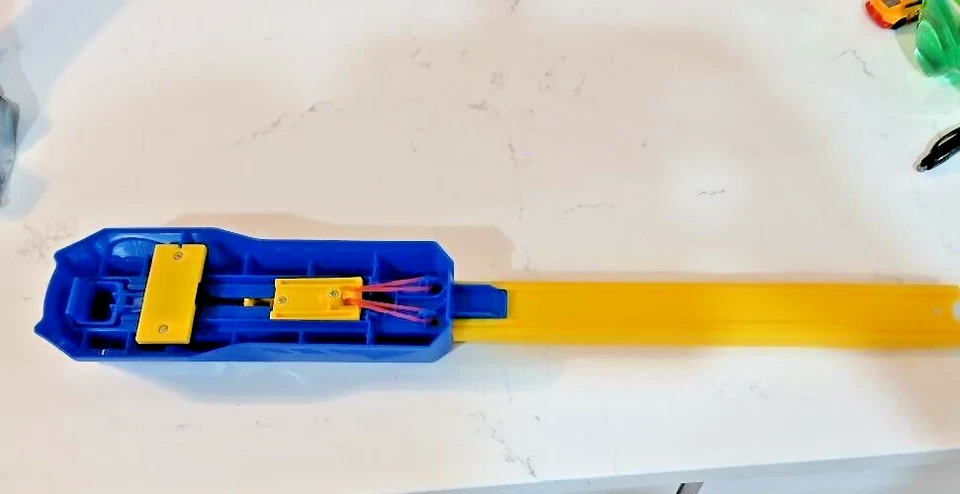 Lanzador Pull Back Hot Wheels 2008 azul y amarillo con pista amarilla de 12" Foto 3 de 3