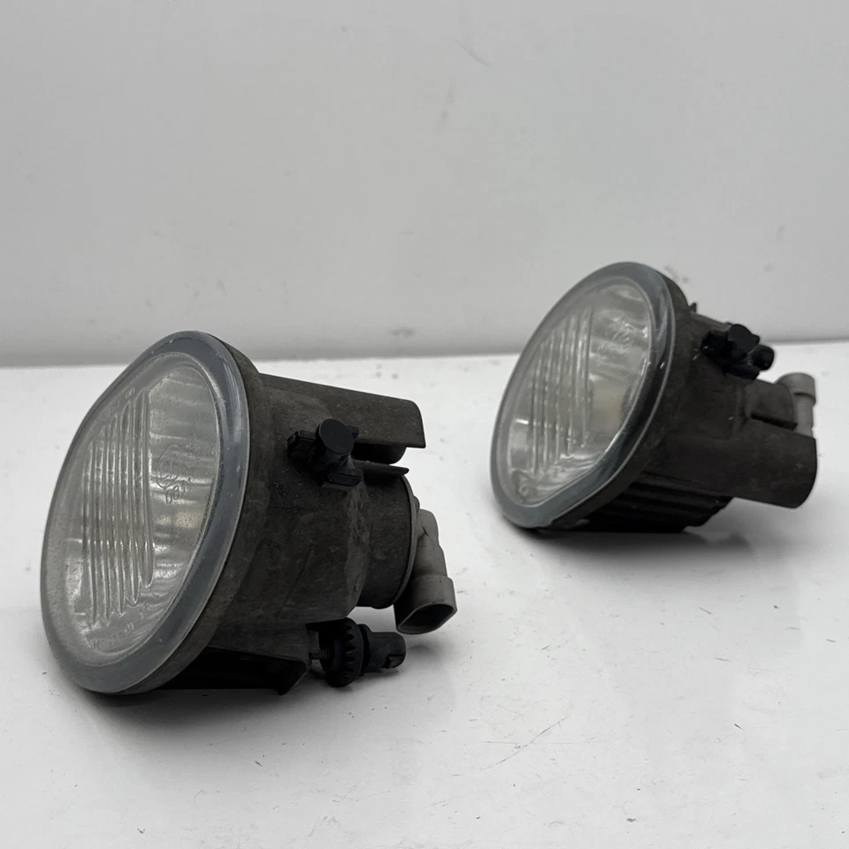 03-08 PONTIAC VIBE LEFT&RIGHT Side Fog-Driving Bumper Mounted Light Pair - Image 2 of 4