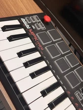 Akai Professional MPK Mini 8-Knob 25-Key USB MIDI 8 Pad Keyboard Controller Red