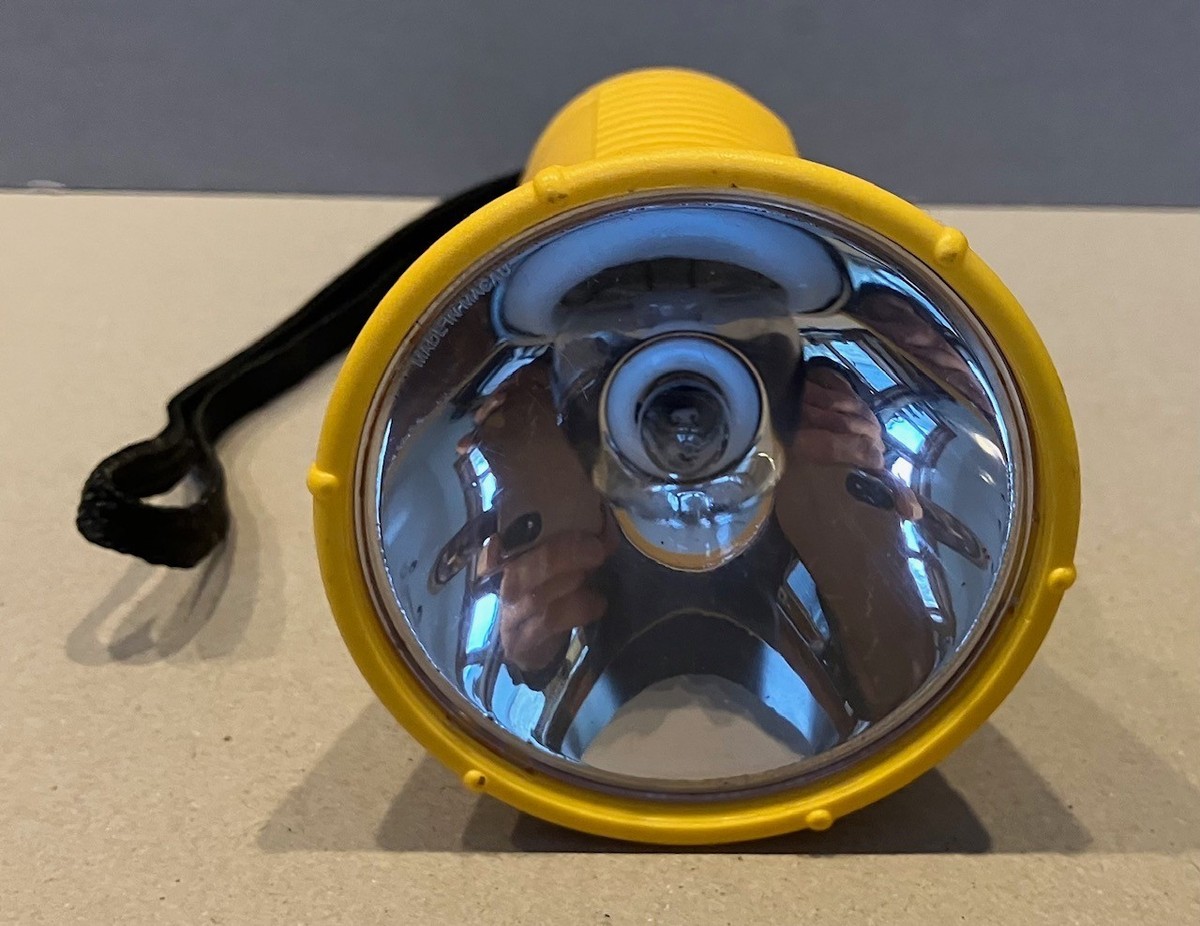 Eveready Sport Gear Yellow Flashlight Lantern w/Batteries | eBay