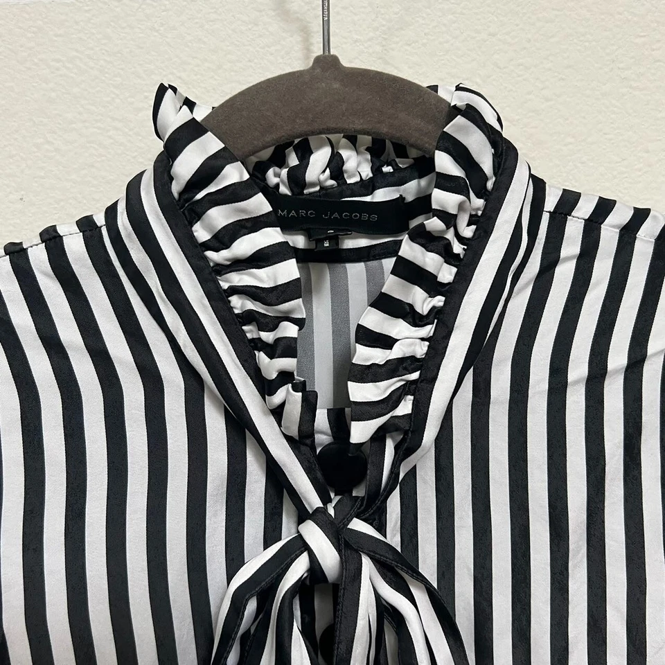 Vestido plisado manga larga Marc Jacobs para mujer rayas blancas y negras talla 0 Foto 4 de 4