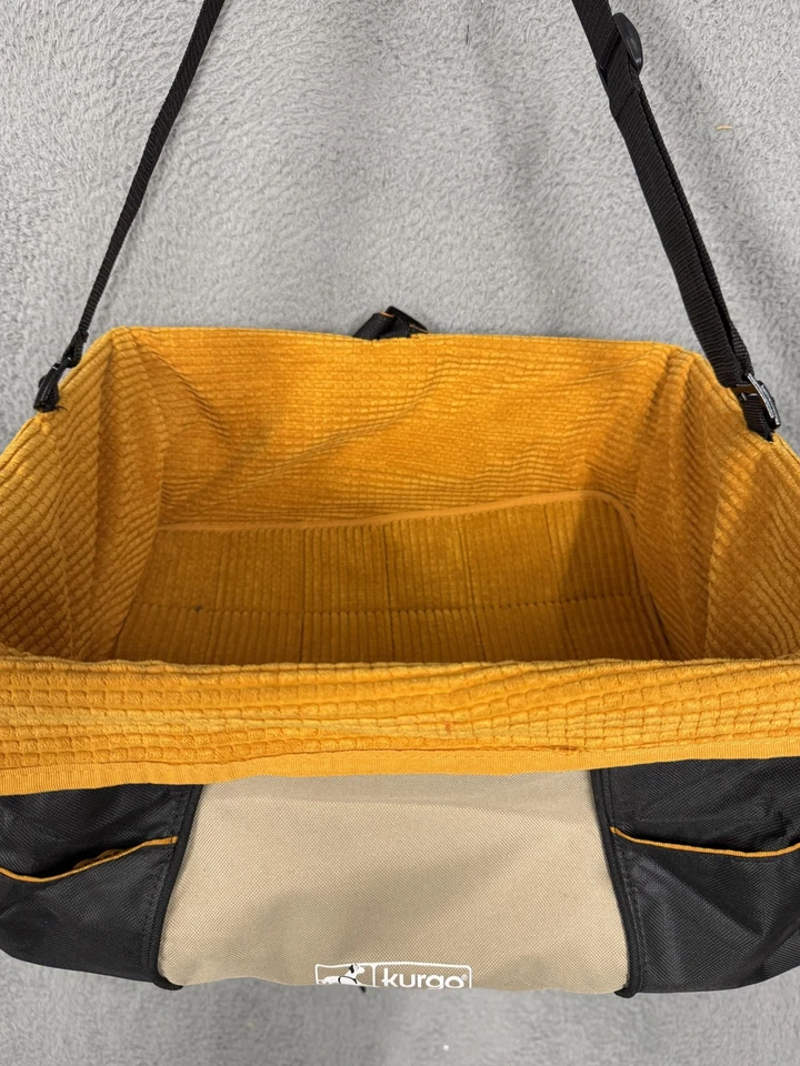 Asiento elevador de coche para perros Kurgo pequeño transportador de viaje para mascotas color tostado negro mostaza interior Foto 2 de 4