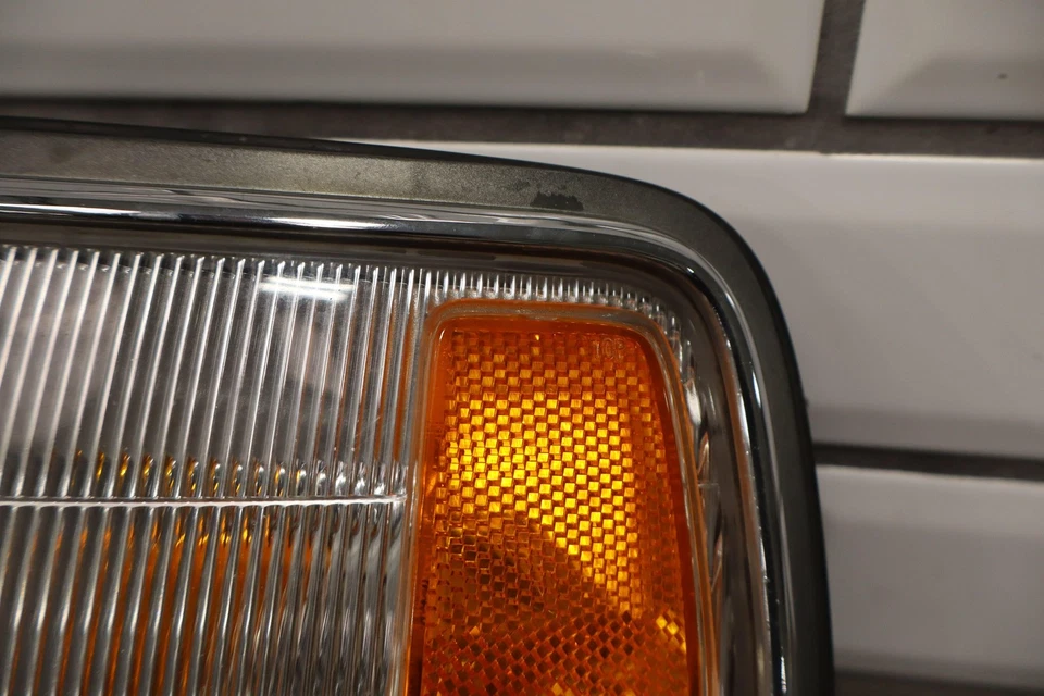 Lámpara de luz de señal de giro delantera del conductor izquierdo Lexus LX450 96-98 (montada en el guardabarros) Foto 2 de 4