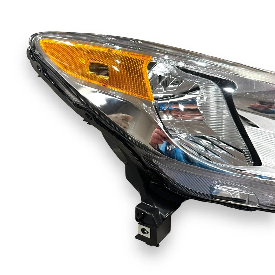 Conjunto de farol direito TYC compatível com Nissan Versa 2014-2016 - Imagem 2 de 4