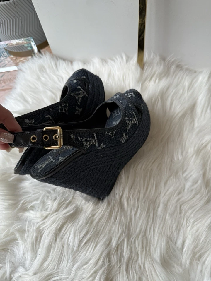 Louise Vuitton 坡跟凉鞋蓝色和白色印花 5 码 — 第 3/4 张图片