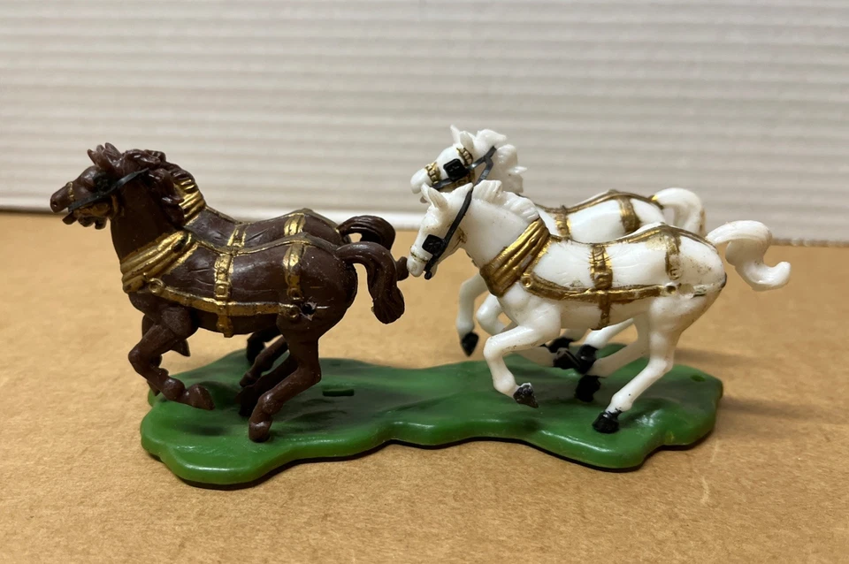 Topper/juguete de plástico Wilton de colección 4 caballos dibujados, base con ruedas verde L8 Foto 3 de 4