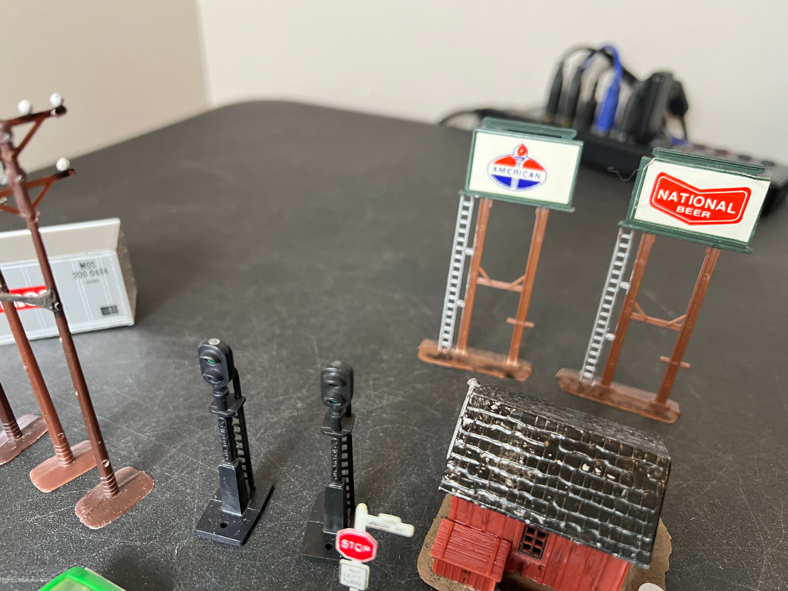 HO Train Accessories Lionel Semi, Automobiles, People, Building, Few