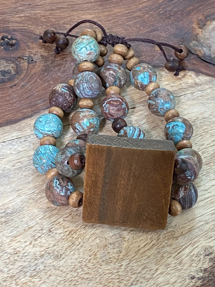 Pulsera ajustable artesanal para hombre - Centro de mesa turquesa africana y madera Foto 3 de 4