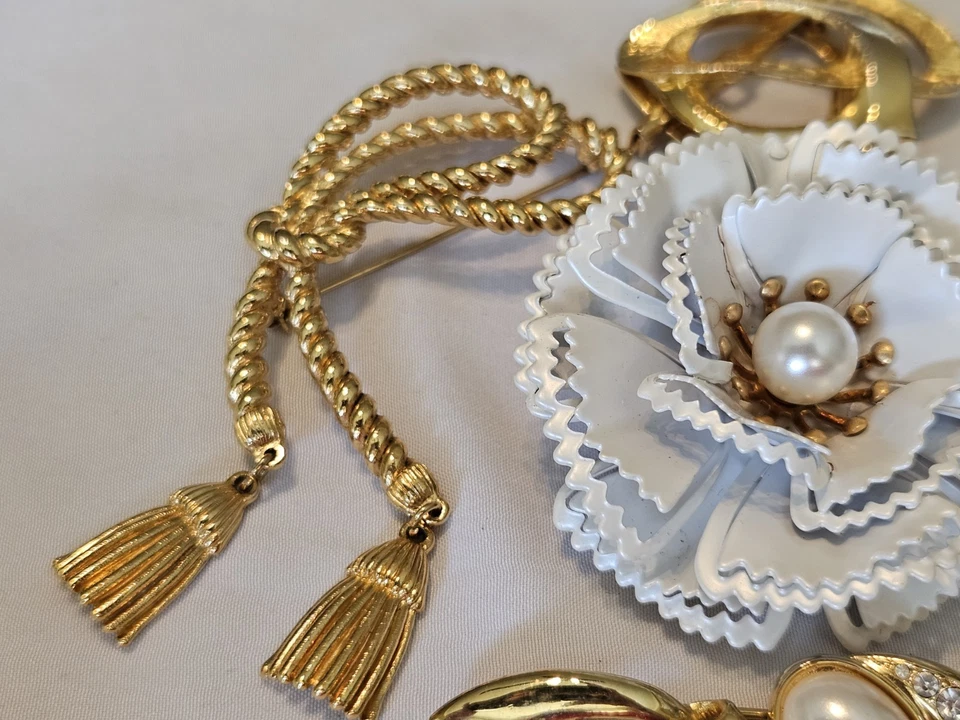 5 broches vintage en tono dorado y uno es un gran y hermoso clavel blanco Foto 3 de 4