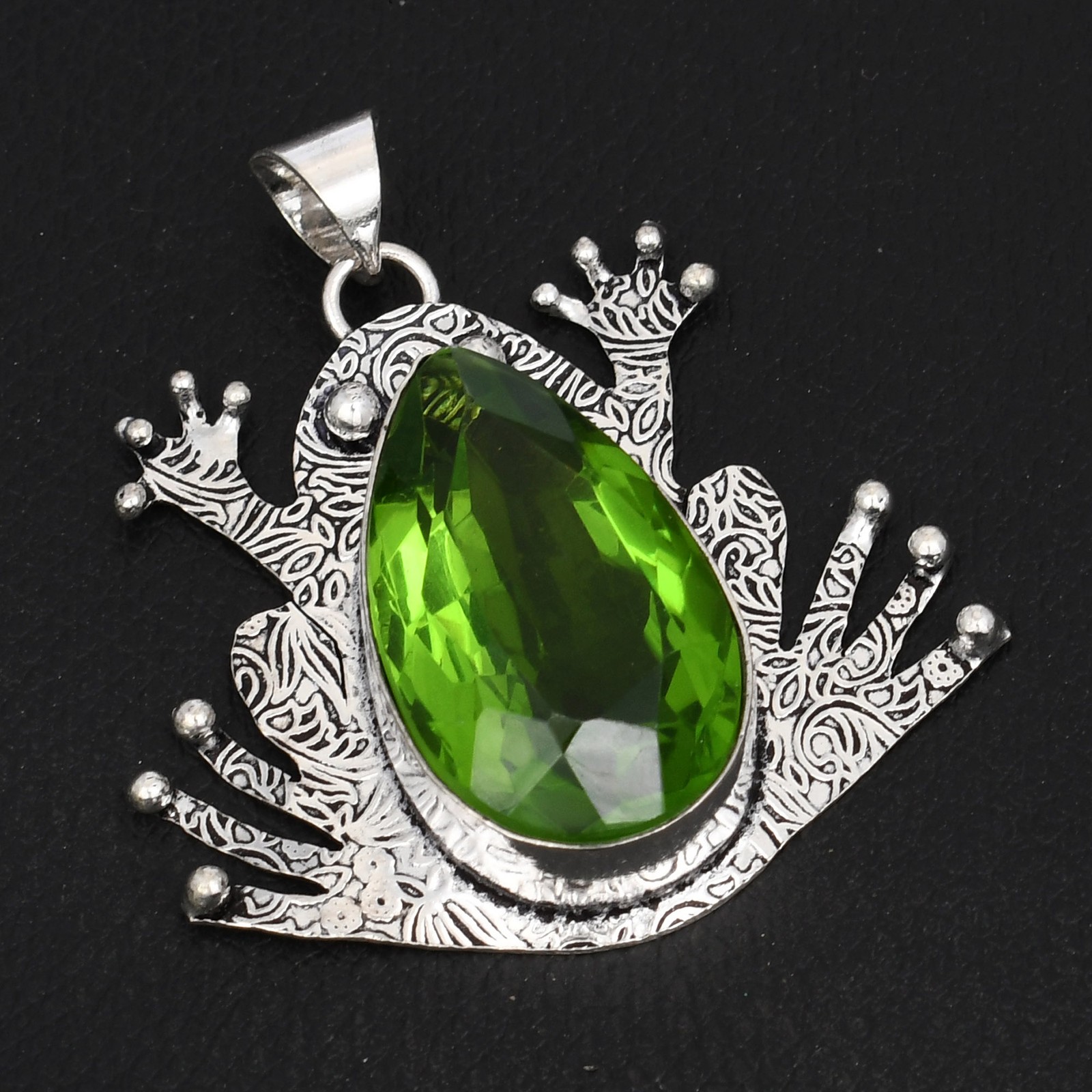 Peridot Gemstone Ethnic Handmade Frog Pendant Jewelry For Gift 2.16