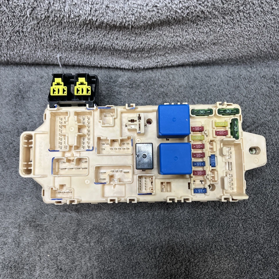 Fusible interior Mitsubishi Montero XLS 2003-2006 con ETACS MR461416 Foto 2 de 4