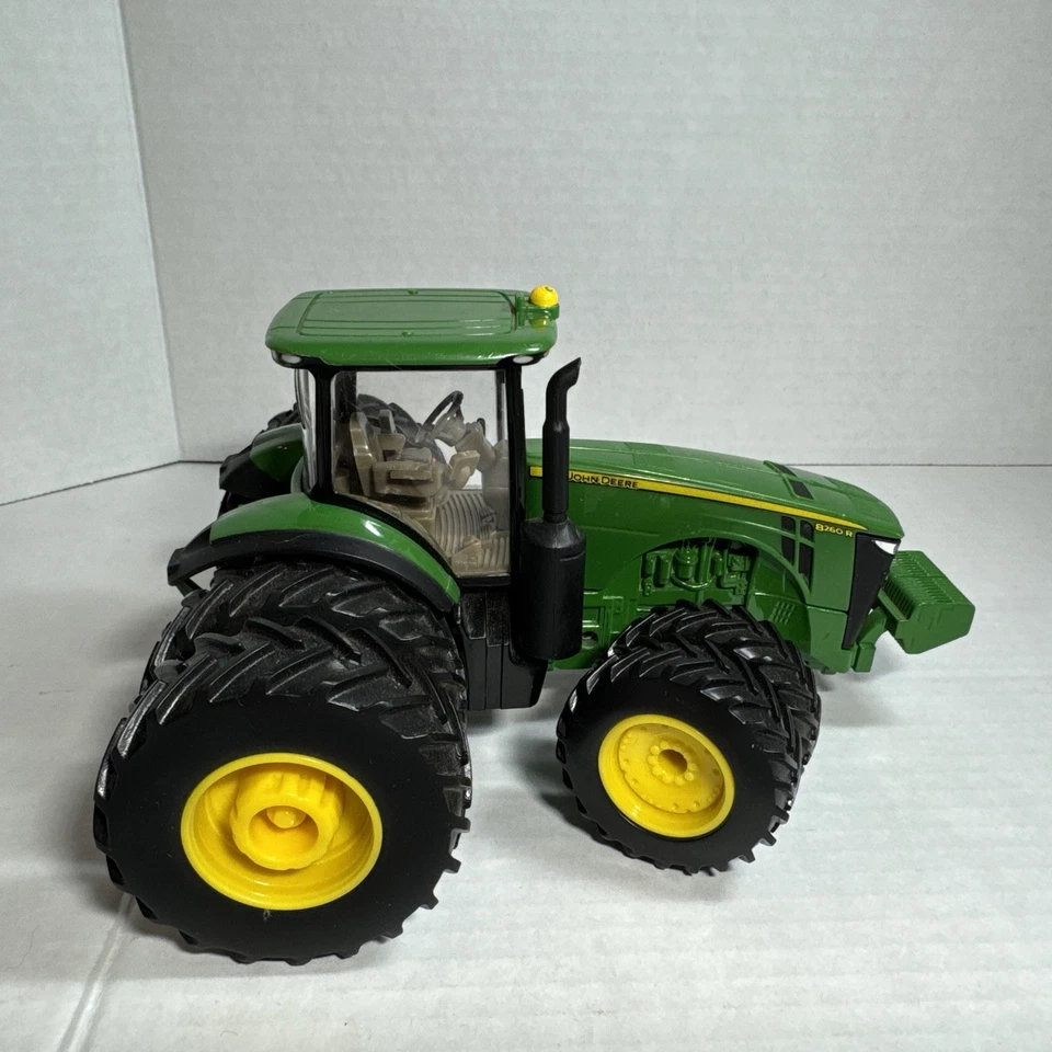 ERTL John Deere 8260 R Tractor Toy Plastic And Die Cast Metal 1:32 Scale - Image 2 of 4