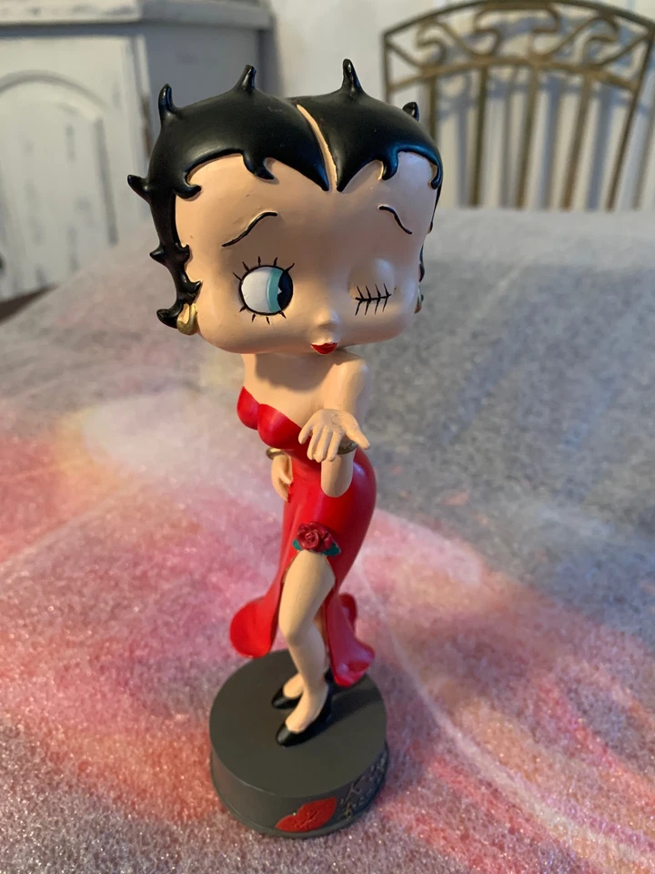 Rare figurine Betty Boop résine robe rouge Avenue of the Stars de 20 cm - Photo 2/4