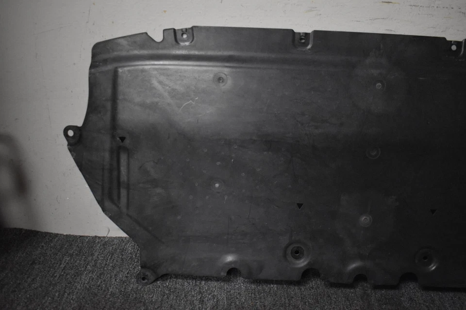 BMW 530I 2019 protector contra salpicaduras del motor debajo de la carrocería OEM de fábrica Foto 2 de 4