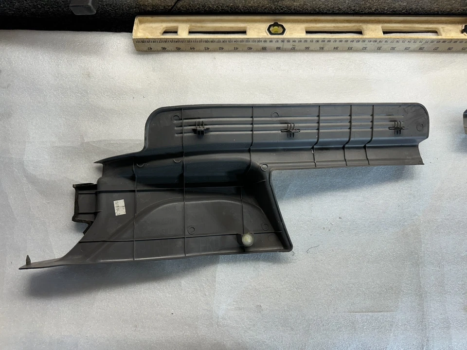 Subaru Baja 2006 pasajero trasero derecho alféizar de puerta interior placa de patada moldura gris Foto 2 de 4