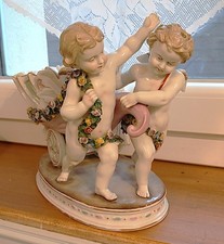 FAIENCE - BISCUIT - Angelots trainant un charriot , très joli sujet,