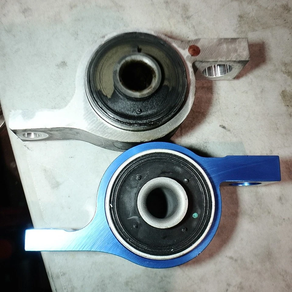 Buje de brazo de control Megan 2 piezas (delantero inferior "trasero") para 06+ Lexus serie GS/IS/RC Foto 4 de 4