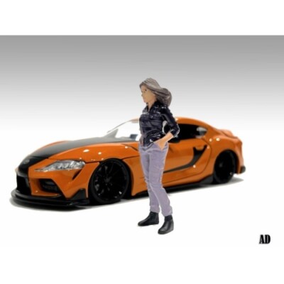American Diorama 76330 Car Meet 3 Figur V 1:18 stehende Frau mit schwarzer Jacke