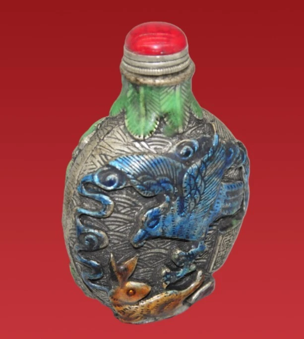Antigua botella de tabaco esmaltada china en tono plateado con motivos de conejo pájaro tapa roja Foto 2 de 4