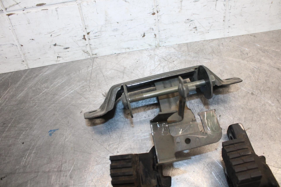 1998 Suzuki TL1000S GAS TANK FUEL CELL PETROL RESERVOIR BRACKET MOUNT BB508 - Image 2 of 4