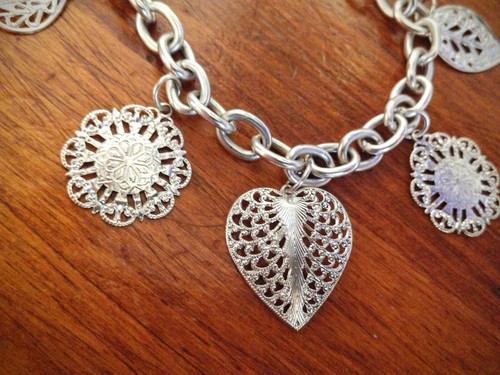 Precioso y pegadizo brazalete de eslabones con dijes de hojas y corazones tono plata ~ estilo de moda - Imagen 3 de 6