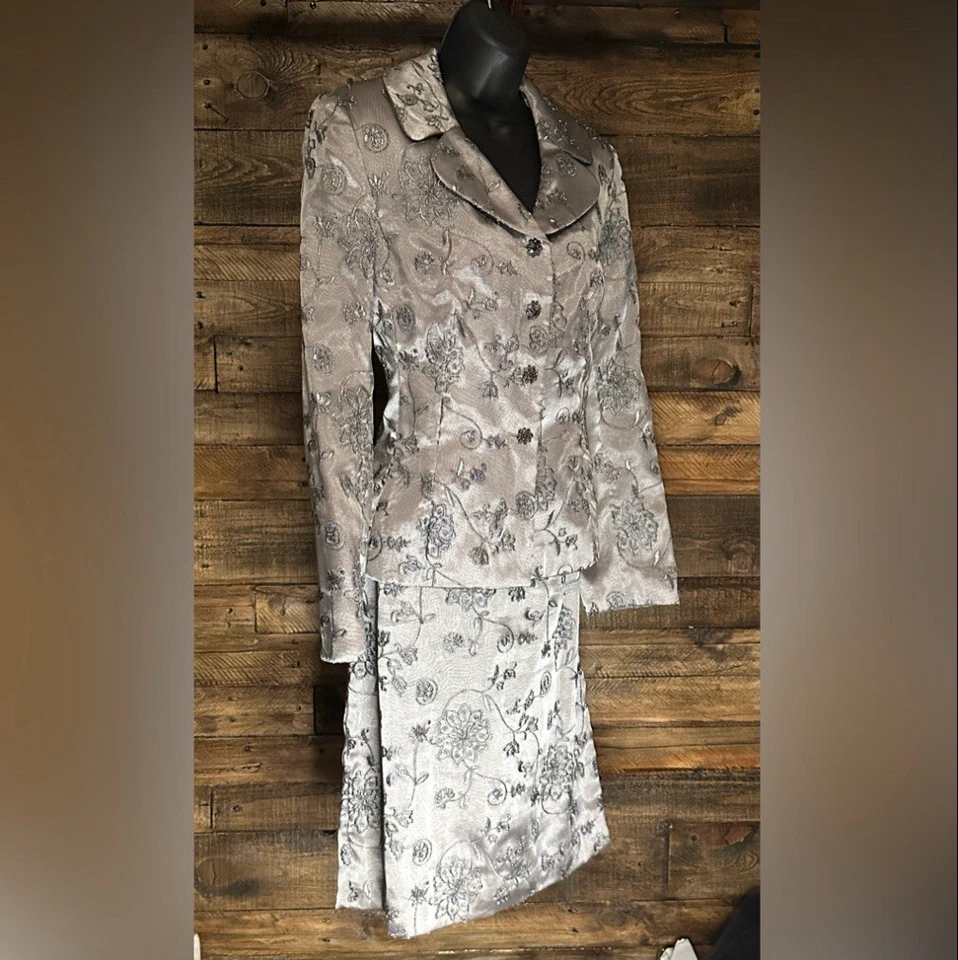 Embroidered Formal Skirt & Jacket Suit By Bergamo In Excellent condition Foto 2 de 4