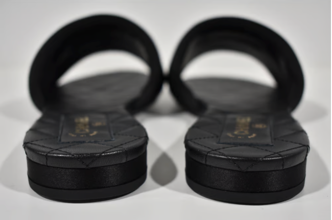 CHANEL   黒　ミュール Chanel 22P Black Satin CC Logo Quilted Leather Slide Mule