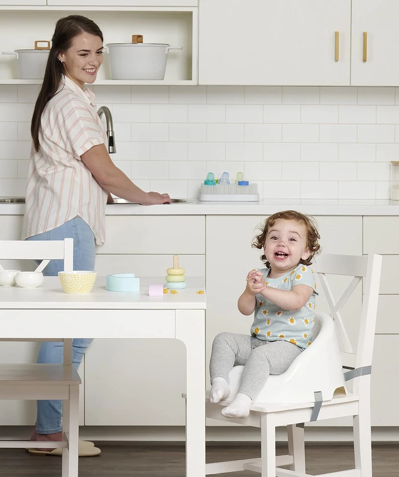 Asiento elevador Regalo Baby Basics - blanco, arnés de seguridad de tres puntos Foto 4 de 4