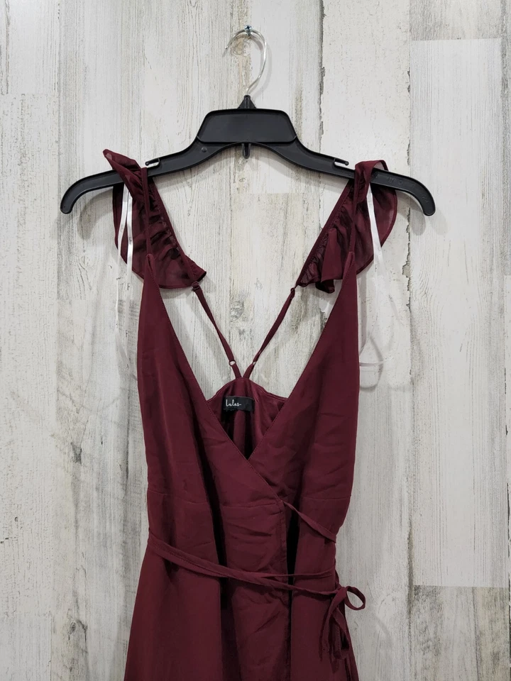 Vestido LULUS Here's to Us Borgoña Alto Bajo Envolvente Talla XS**Correas con Volantes**NUEVO SIN ETIQUETAS** Foto 4 de 4