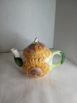 Wang s International Ceramic Sunflower Tea Pot With Bee Lid 1993