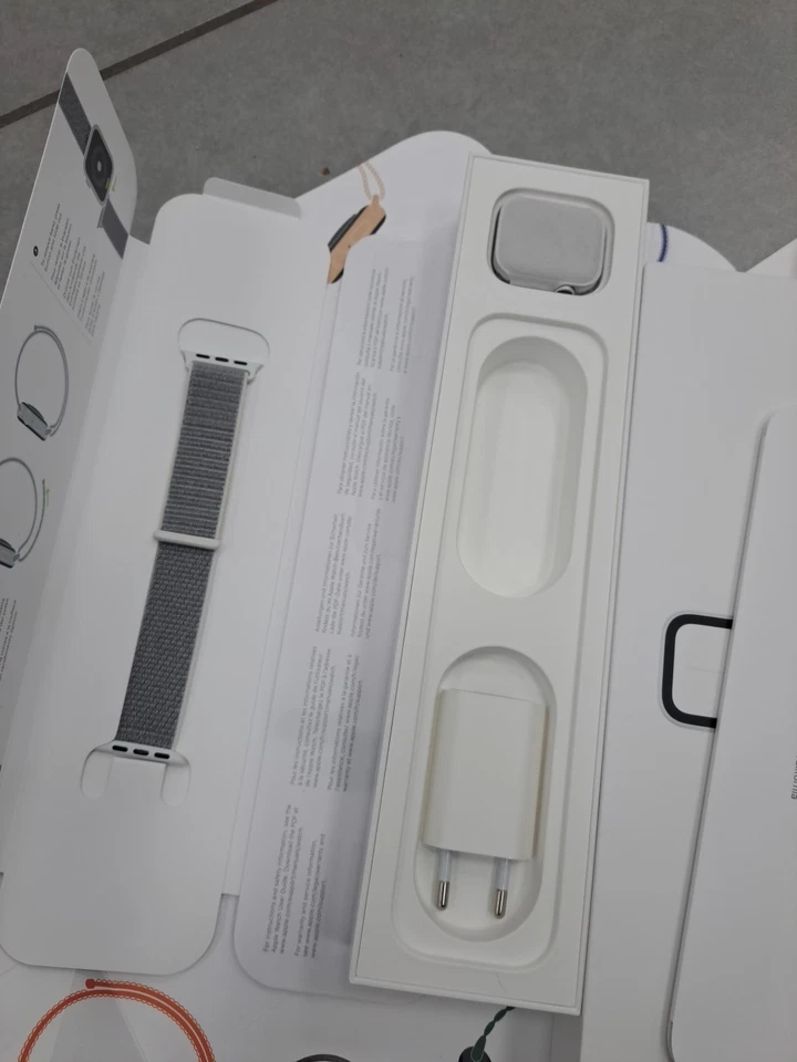 Apple Watch Series 4 GPS+Cellulare 40mm Argento Cinturino White. - Immagine 2 di 4