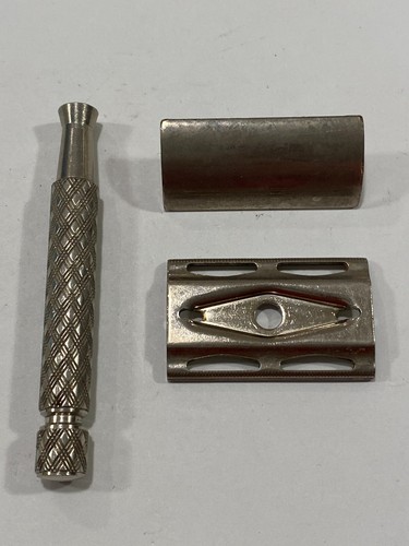 2 Vintage GILLETTE CANADA TECH RAZORS Early triangle gaurd slots 1939-47 - Picture 6 of 6
