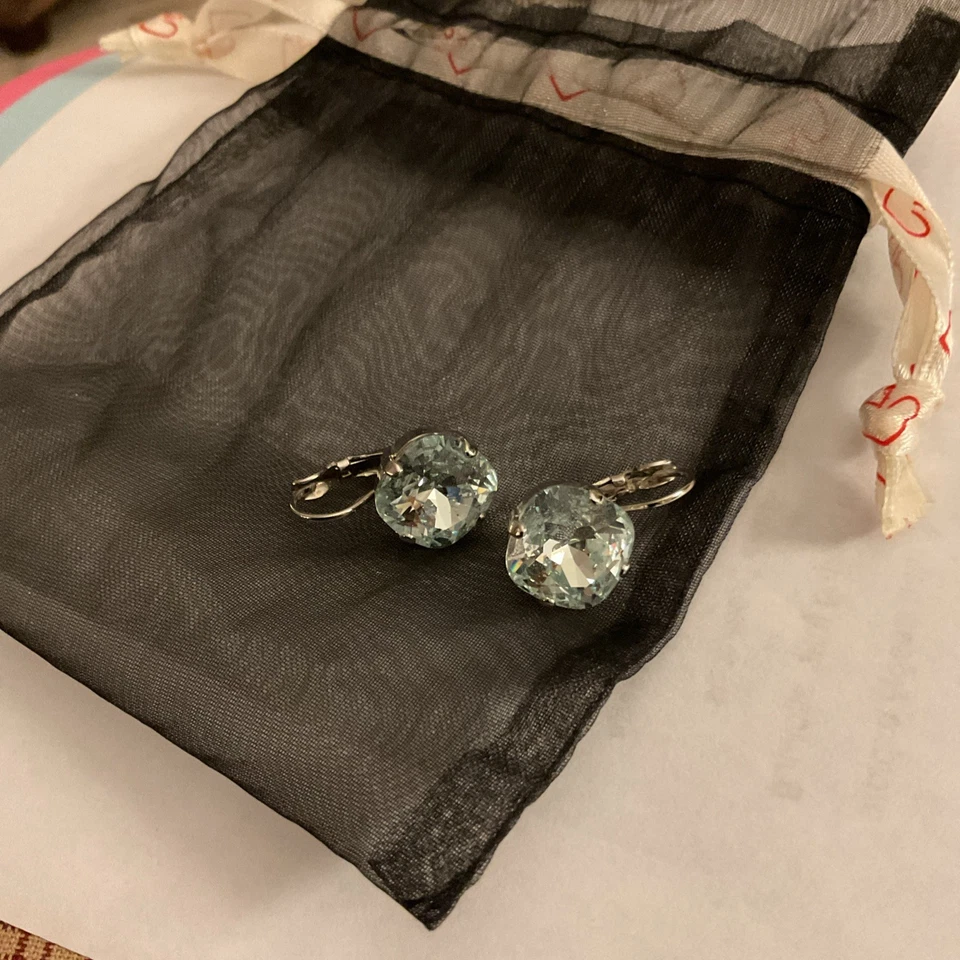 Pendientes Sabika tono plata piedras verdes menta Foto 3 de 4