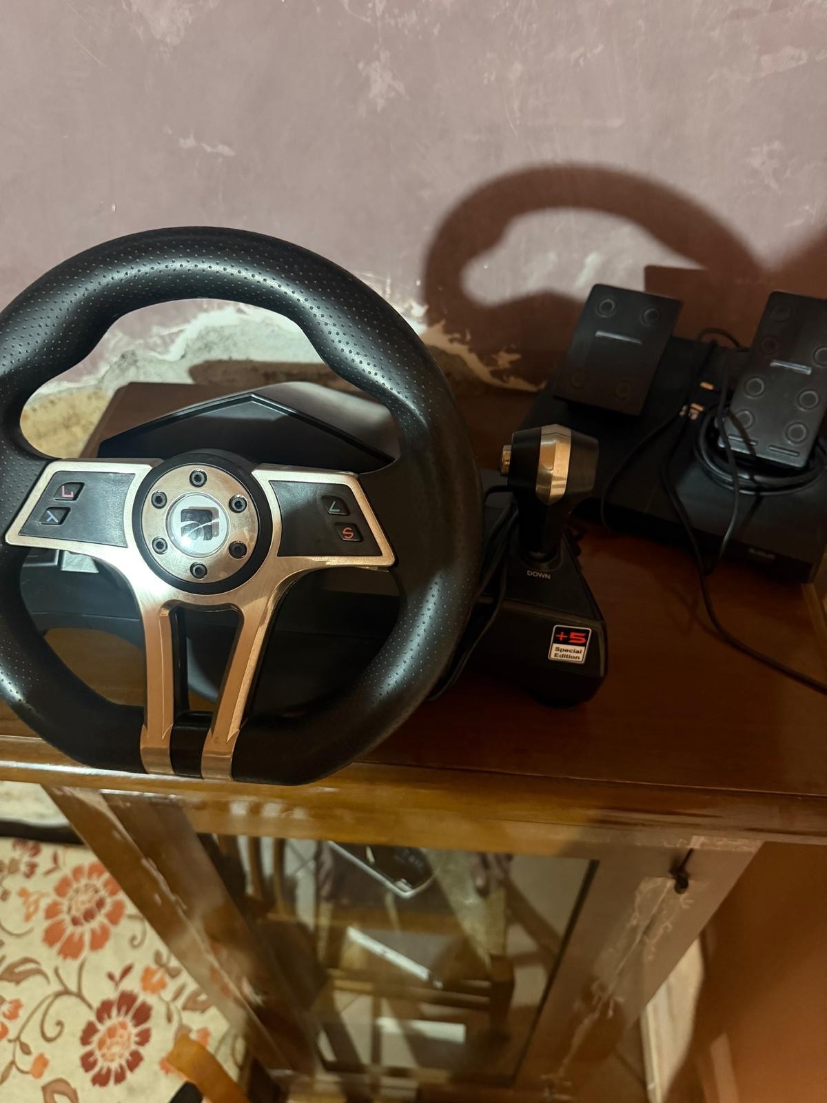 Volante da gaming con pedaliera e cambio per Console