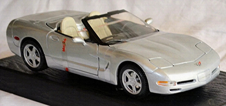 Chevrolet Corvette C5 Convertible 1997-2004 Plata Metálica 1:18 Maisto 50317 - Imagen 2 de 4