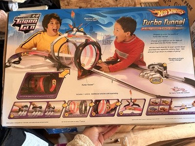 Hot Wheels Turbo Tunnel Turbo Glo Battery Powered 1:64 Car Track Set