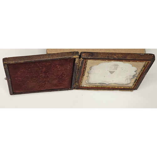 1/6th Plate Daguerreotype Of An Older Man With Bible In A Complete Union Case - Picture 6 of 10