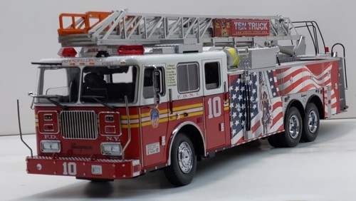CODE 3 12990 1:32 FDNY Seagrave Ladder #10 Firetruck w/Diamond Plate Display - Picture 6 of 6