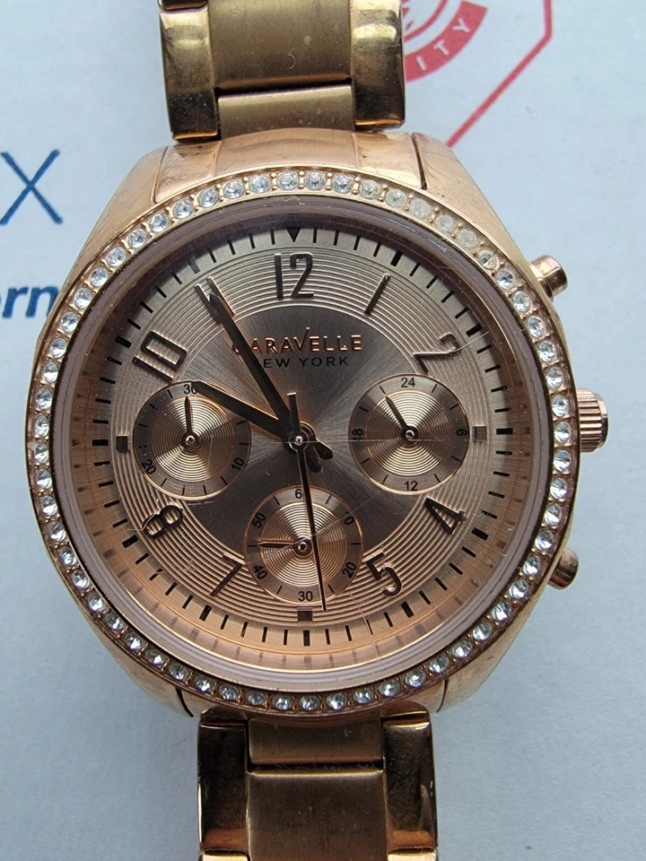 Relógio de pulso feminino Caravelle New York 44L117 ouro rosa aço inoxidável - Imagem 2 de 4