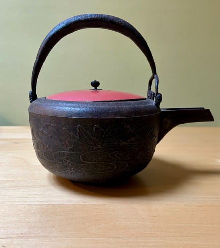Antique Japanese Tetsubin Iron Sake Pot W/ Red Lacquer Lid Meiji Period Beauty - Picture 2 of 8
