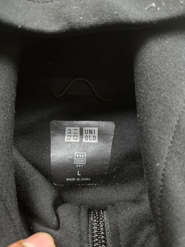 Chaqueta con Capucha Uniqlo Grande Negra Cremallera Completa Tecnología SECA Bolsillos Polares Manga Larga Foto 4 de 4