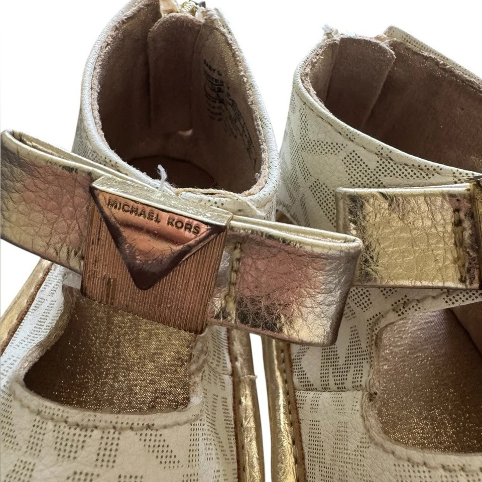 Sandalias doradas Michael Kors para bebé niña con lazo y correa en el tobillo talla 3 Foto 2 de 4