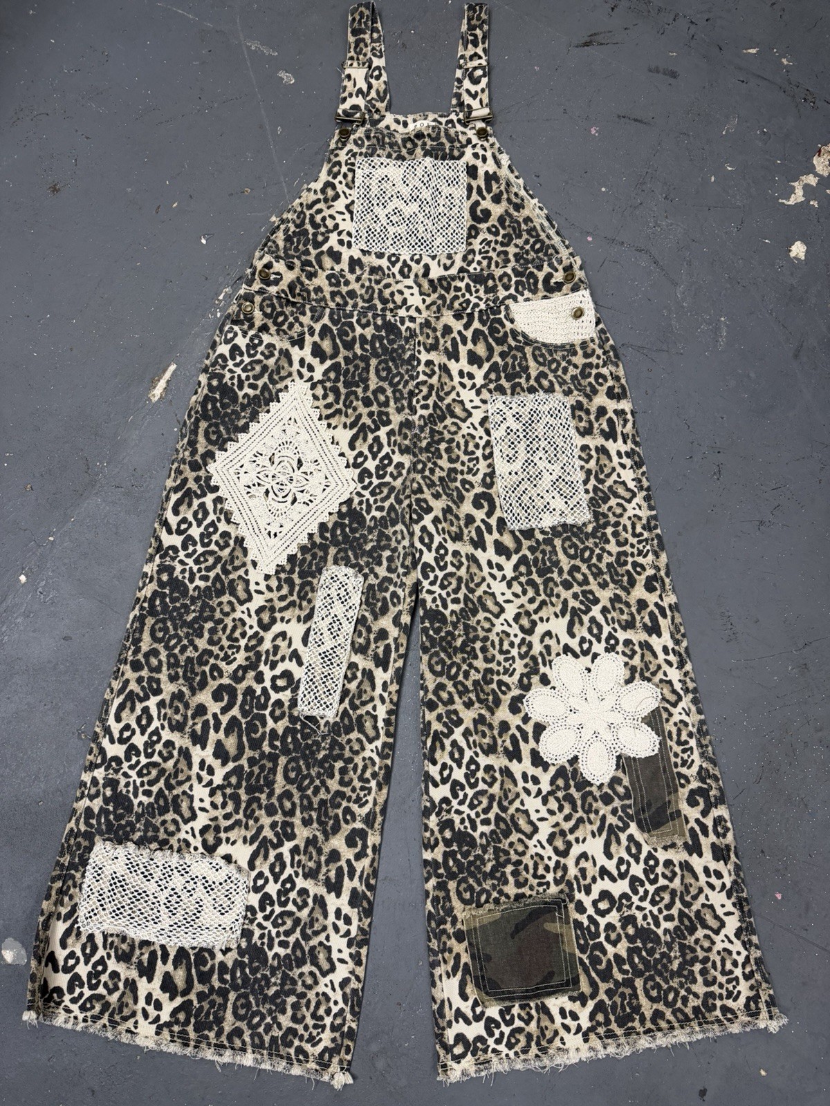 Mono POL Leopardo Camuflaje Patchwork Grande Pierna Ancha Crochet Dobladillo Crudo Boho Nuevo con Etiquetas
