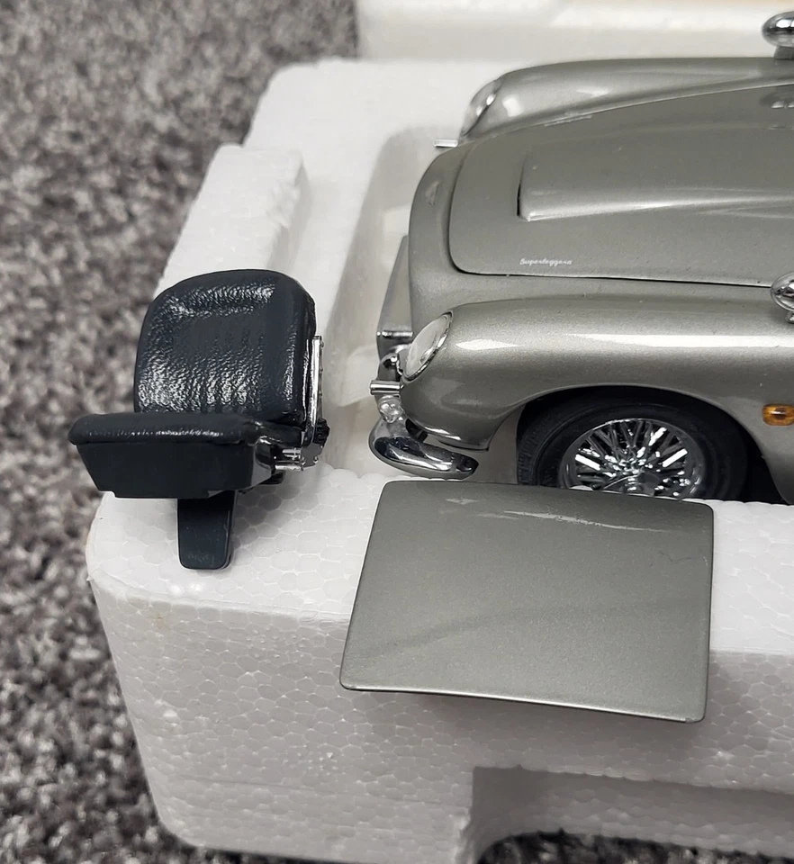 DANBURY COMO NUEVO JAMES BOND 007 ASTON MARTIN DB5 DIECAST CAJA ORIGINAL ASIENTO Y TECHO Foto 4 de 4