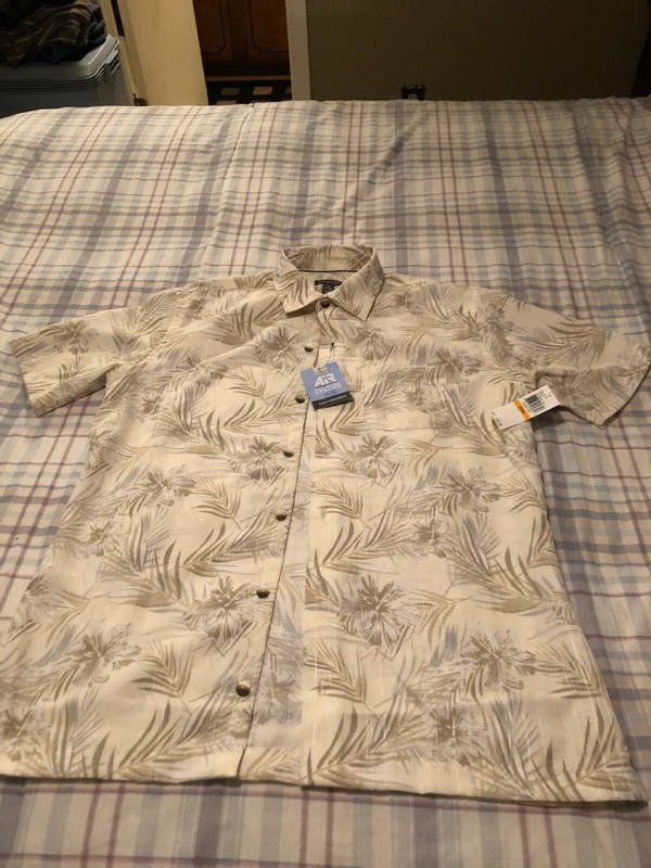 VAN HEUSEN SHORT SLEEVE BUTTON DOWN SHIRT-SMALL-S/P-14-14 1/2-NEW WITH TAGS