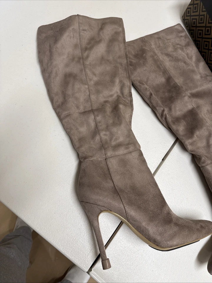 Botas altas de Charles David. Microgamuza Taupe. Mujer Talla 8. Pantorrilla ancha Foto 2 de 4
