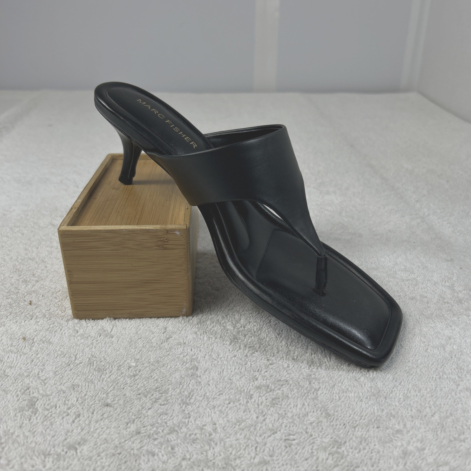 Marc Fisher MFYEAL Kitten Heel Thong Type Sandals Square Toe Black Women SZ 8 M