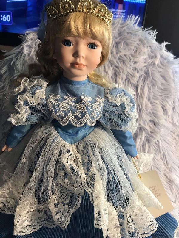 COLLECTIBLE PORCELAIN DOLL KRISTEN BLUE RUFFLED LACE TRIM W/CROWN W/TAG
