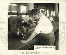 1975 Press Photo Richman Bros. Co.; power cutter & its volume production