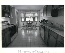 1990 Press Photo Kitchen and Dining Room at Erie Village Townhouse - syp31780